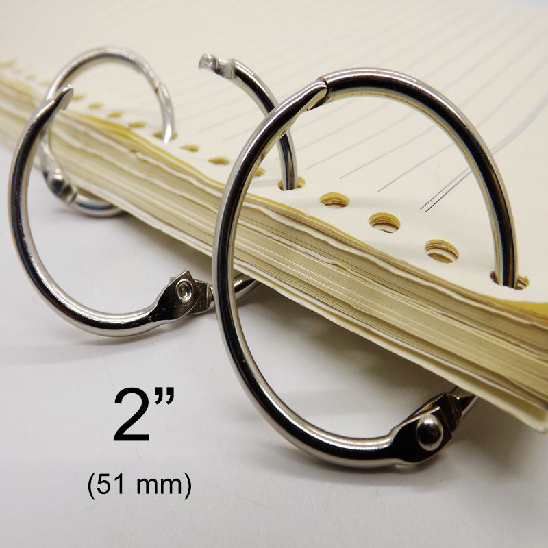 Argollas abatibles articuladas metálicas con bisagra de perno remachado en acabado niquelado (plateado). Medida de 51 mm de diámetro interior, ideal para carpetas, agendas, menús, publicaciones impresas, carteles colgantes y gráficos. Capacidad para almacenar 420 hojas. Argollas abatibles articuladas metálicas con bisagra de perno remachado en acabado niquelado (plateado). Medida de 51 mm de diámetro interior, ideal para carpetas, agendas, menús, publicaciones impresas, carteles colgantes y gráficos. Capacidad para almacenar 420 hojas.